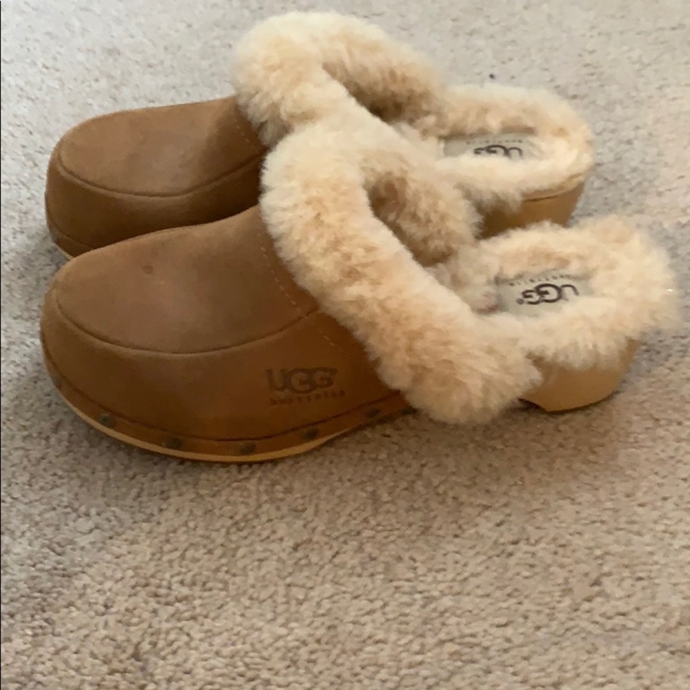 Ugg us size 6 clogs LIKE NEW